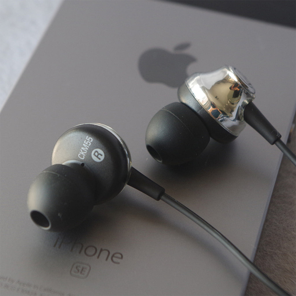 Schwarz-silberne Audio-Technica ATH-CKM55 In-Ear-Kopfhörer